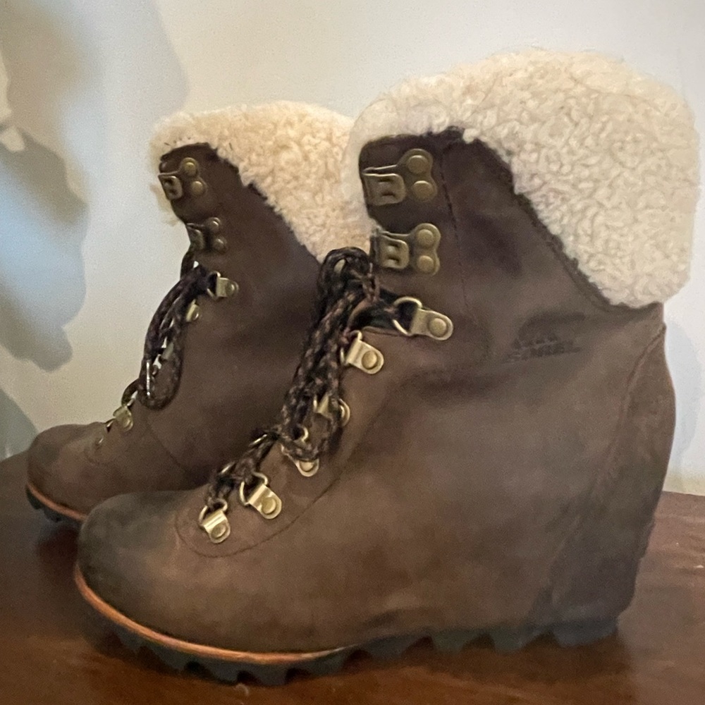 Women’s Sorel wedge boots with sherpa. Barely worn!
